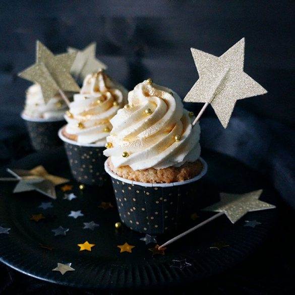 Silvester Mandel-Cupkakes mit weißer Schokoladencreme