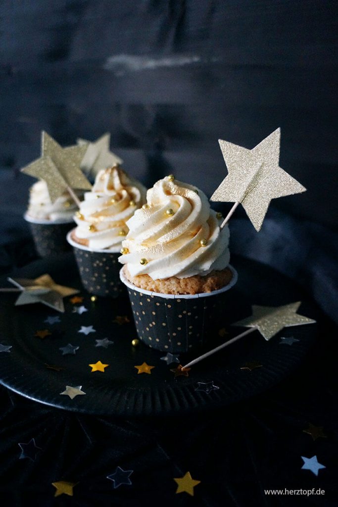 Silvester Mandel-Cupkakes mit weißer Schokoladencreme