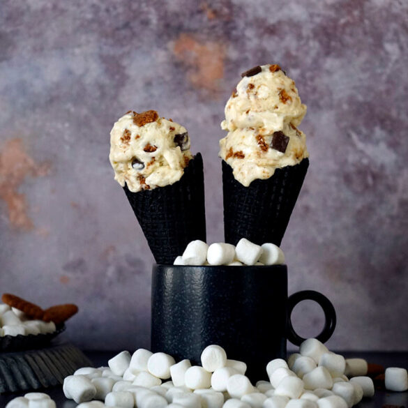 S'mores Eis mit Karamell-Keksen und Schoko-Chunks