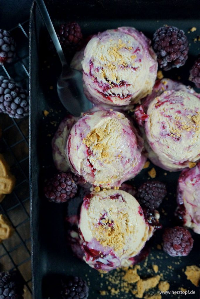 Spekulatius Eis mit Brombeer-Swirl | ohne Eismaschine