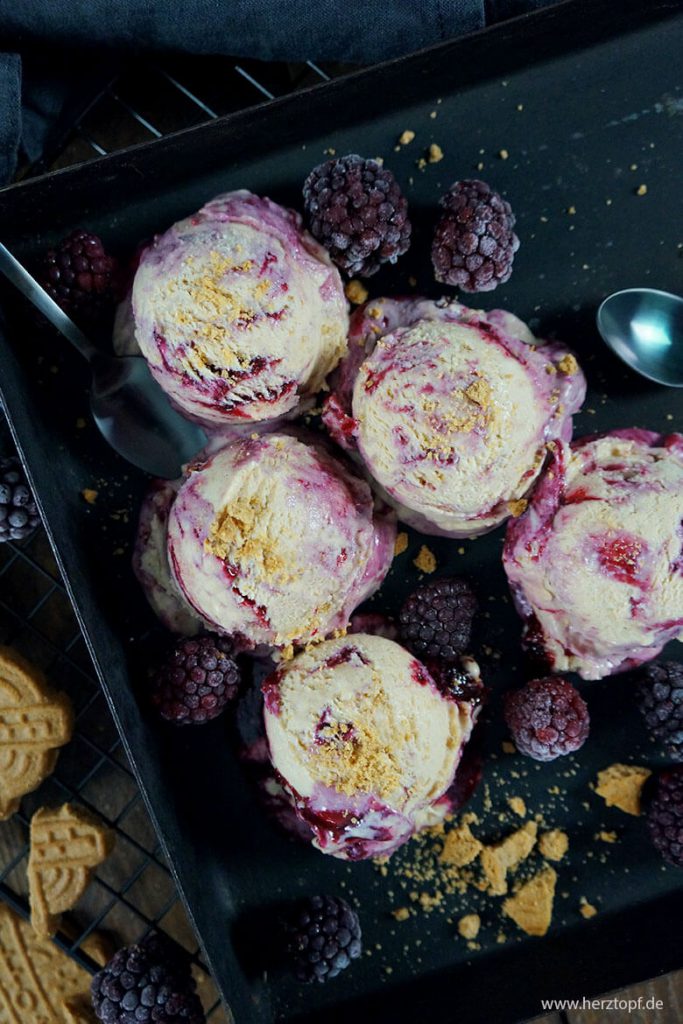 Spekulatius Eis mit Brombeer-Swirl | ohne Eismaschine