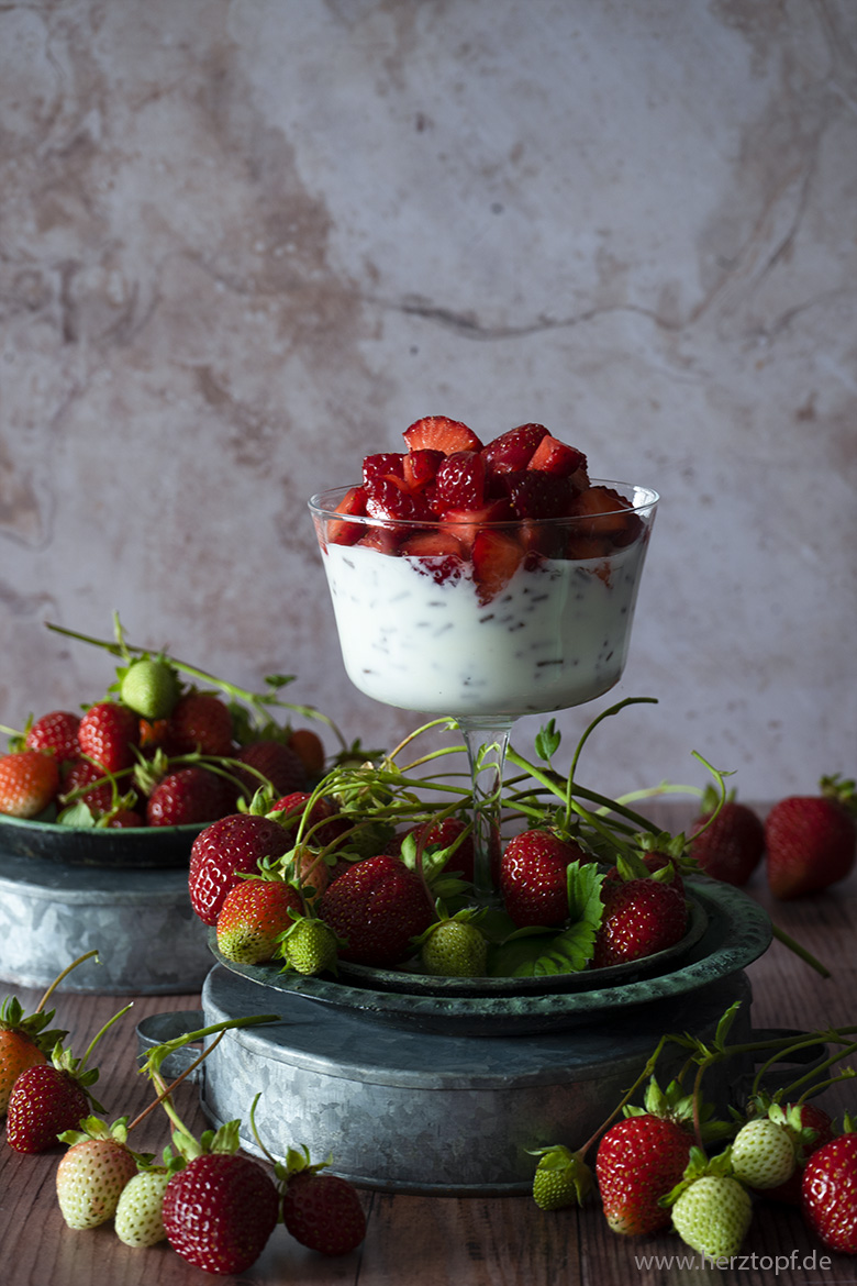 Stracciatella Creme mit Erdbeeren