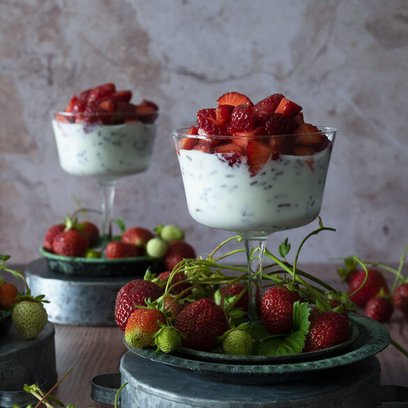 Stracciatella Creme mit Erdbeeren