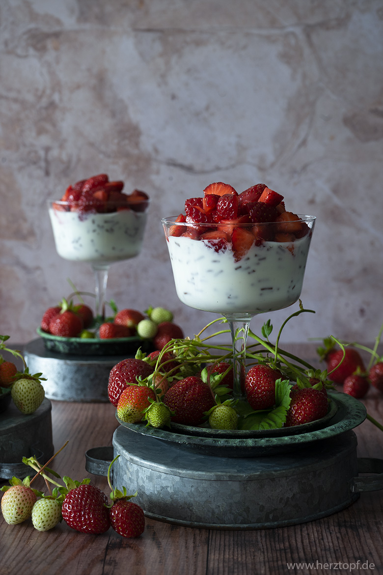 Stracciatella Creme mit Erdbeeren