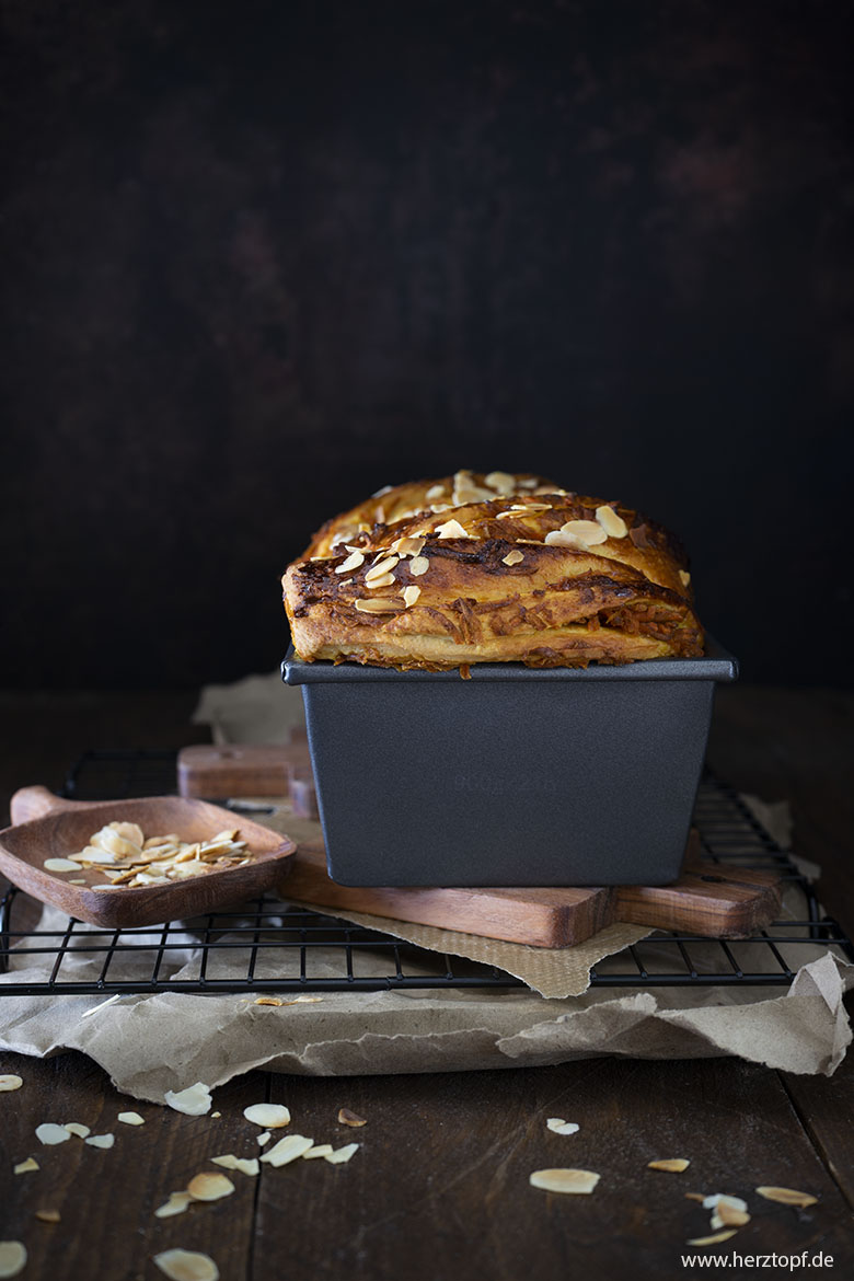 Süße Babka mit Karottenfüllung