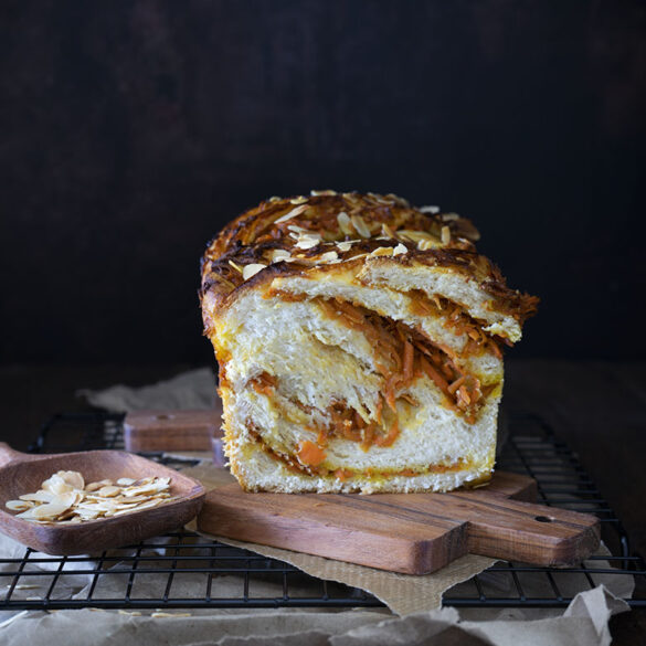 Süße Babka mit Karottenfüllung