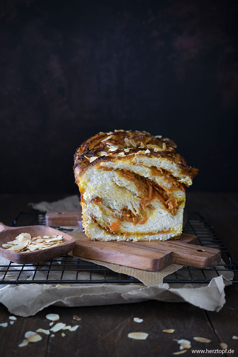 Süße Babka mit Karottenfüllung