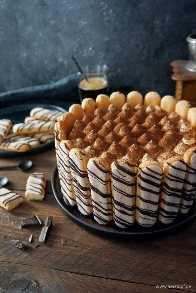 Tiramisu Charlotte mit Schokoladen-Biskuit und Amaretto