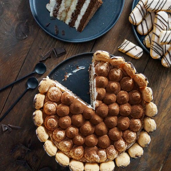 Tiramisu Charlotte mit Schokoladen-Biskuit und Amaretto