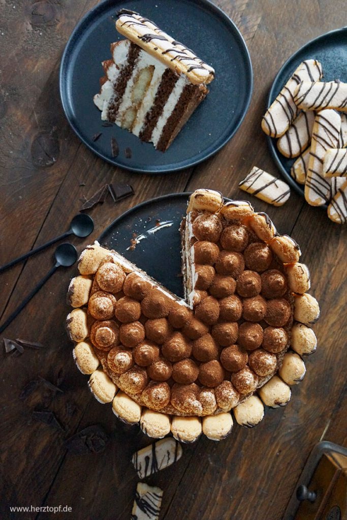 Tiramisu Charlotte mit Schokoladen-Biskuit und Amaretto