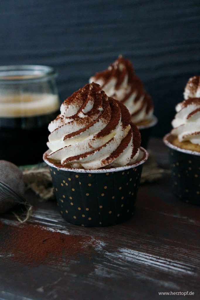 Tiramisu Cupcakes mit Mascarpone-Amaretto-Topping