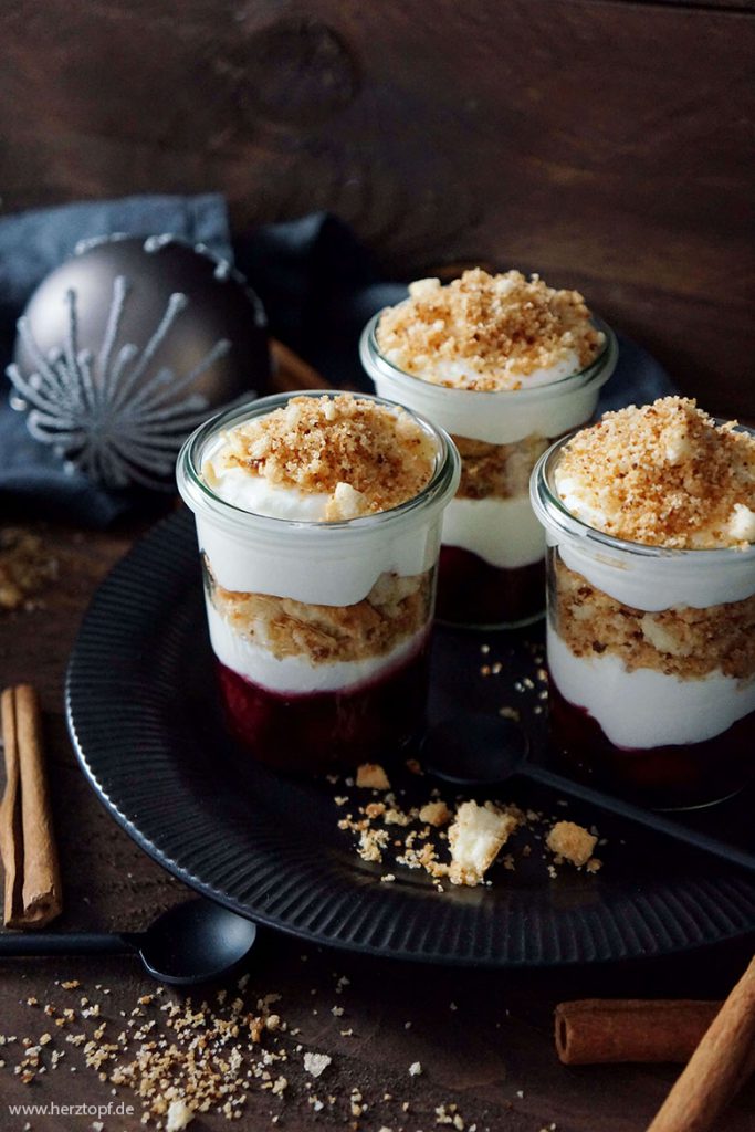 Tiramisu im Glas mit Zimt-Kirschen, Tonkabohnen-Creme und gerösteten Löffelbiskuits