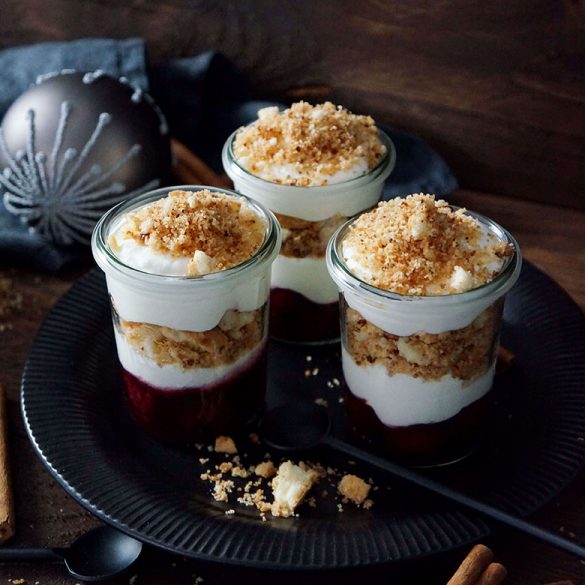 Tiramisu im Glas mit Zimt-Kirschen, Tonkabohnen-Creme und gerösteten Löffelbiskuits