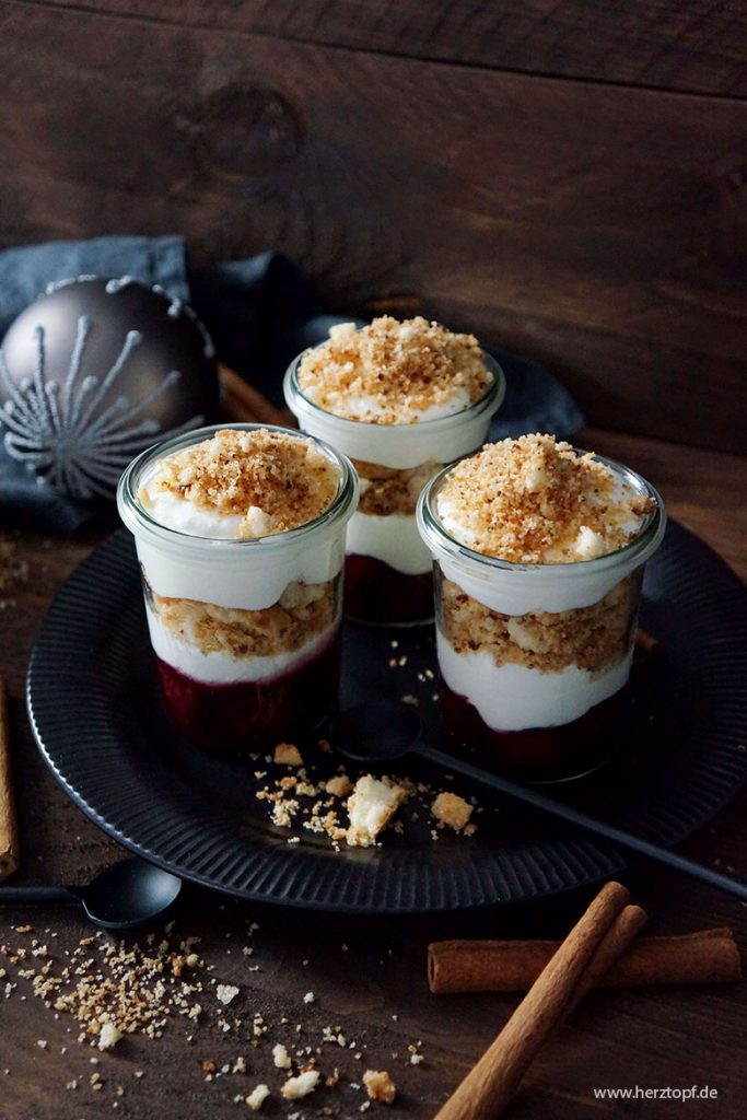 Tiramisu im Glas mit Zimt-Kirschen, Tonkabohnen-Creme und gerösteten Löffelbiskuits