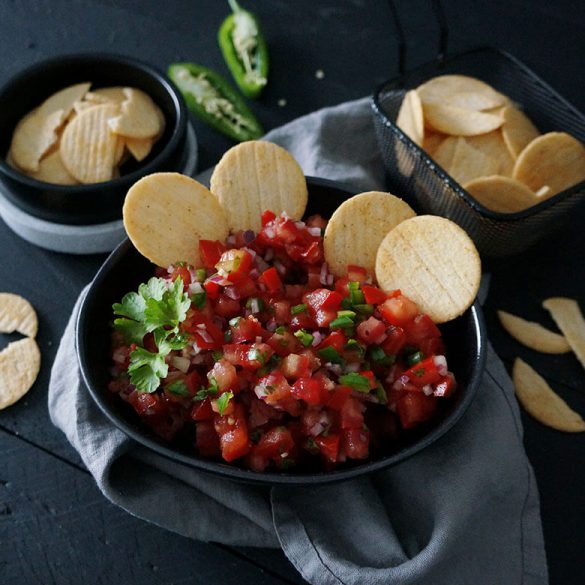 Fruchtig scharfe Tomatensalsa mit Reis Crackern