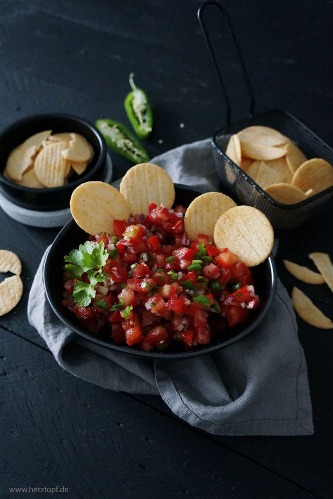 Fruchtig scharfe Tomatensalsa mit Reis Crackern