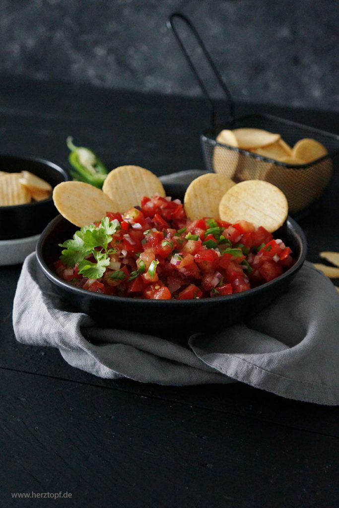 Fruchtig scharfe Tomatensalsa mit Reis Crackern