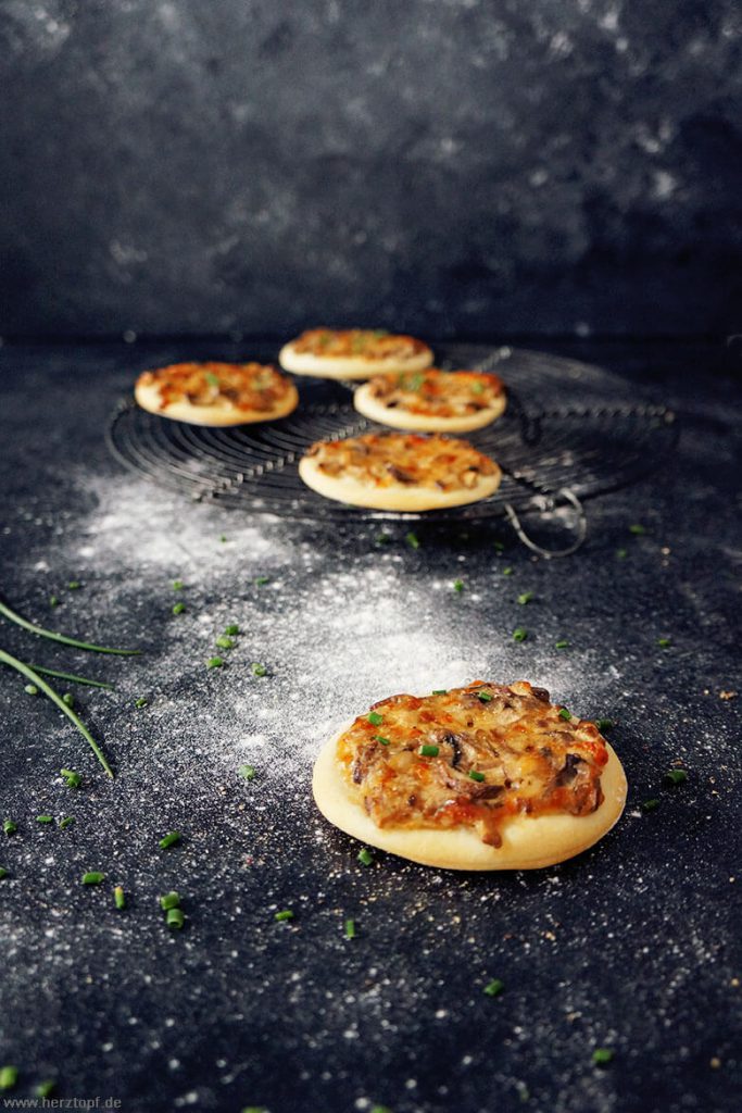 Vegetarische Mini Pizzen mit Pilzen und Heumilchkäse - super als ...