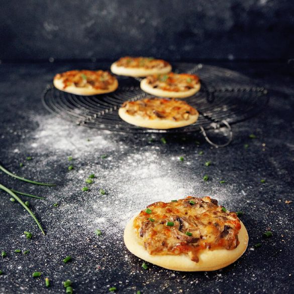 Vegetarische Mini Pizzen mit Pilzen und Heumilchkäse - super als Fingerfood oder Snack