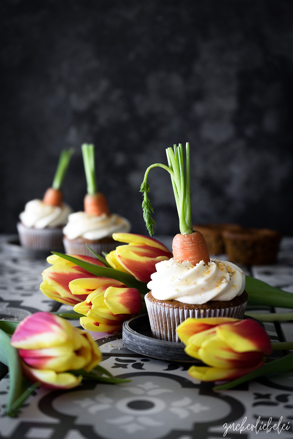 Walnut Carrot Cake Cupcakes mit Orange Cheese Cream Frosting