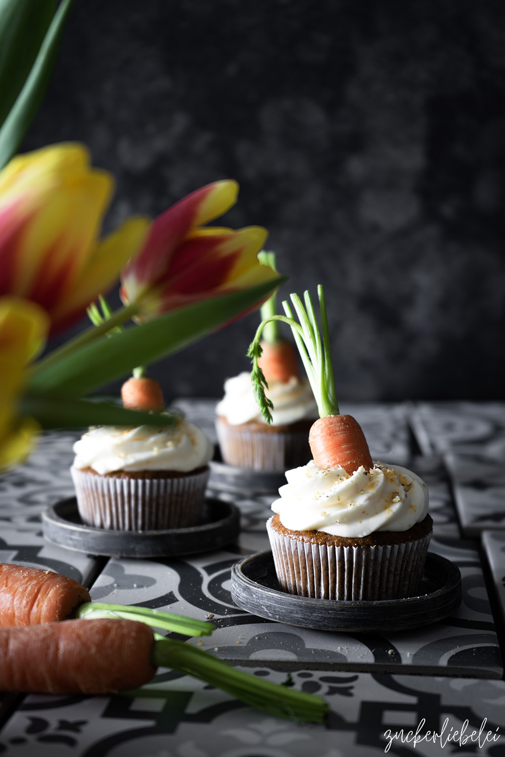 Walnut Carrot Cake Cupcakes mit Orange Cheese Cream Frosting