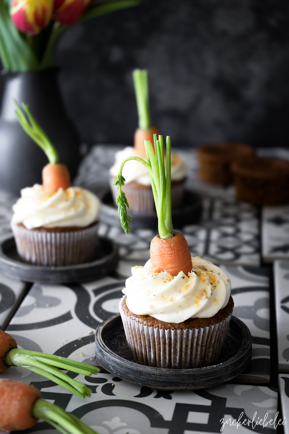 Walnut Carrot Cake Cupcakes mit Orange Cheese Cream Frosting