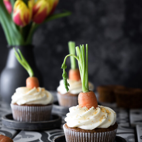 Walnut Carrot Cake Cupcakes mit Orange Cheese Cream Frosting