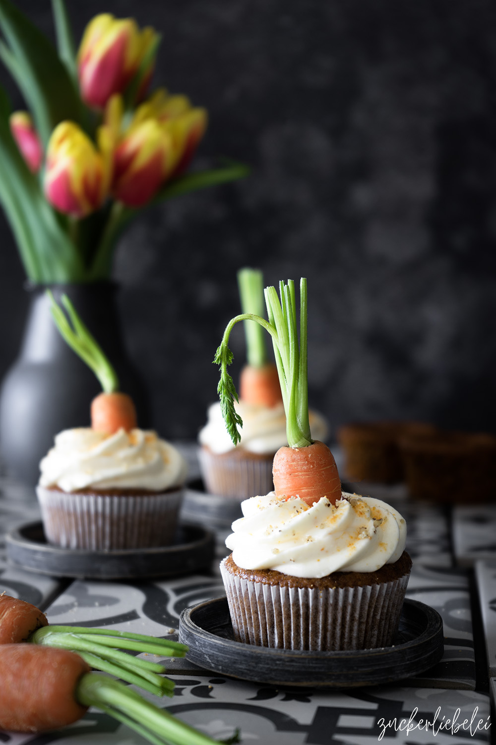 Walnut Carrot Cake Cupcakes mit Orange Cheese Cream Frosting