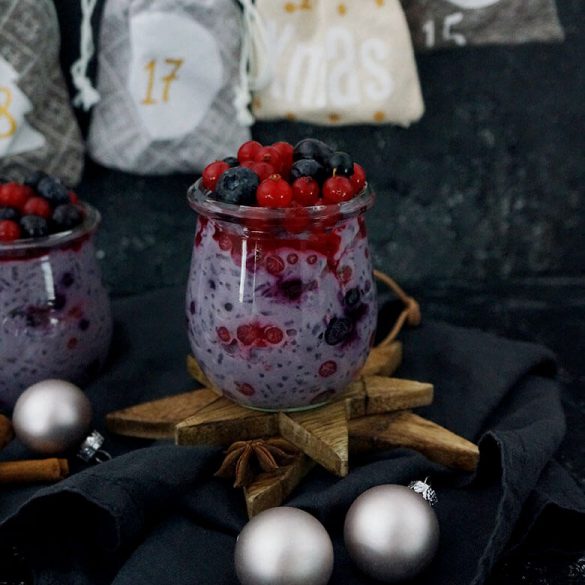 Weihnachtlicher Milchreis mit Johannisbeeren und Blaubeeren (Werbung für Reishunger)