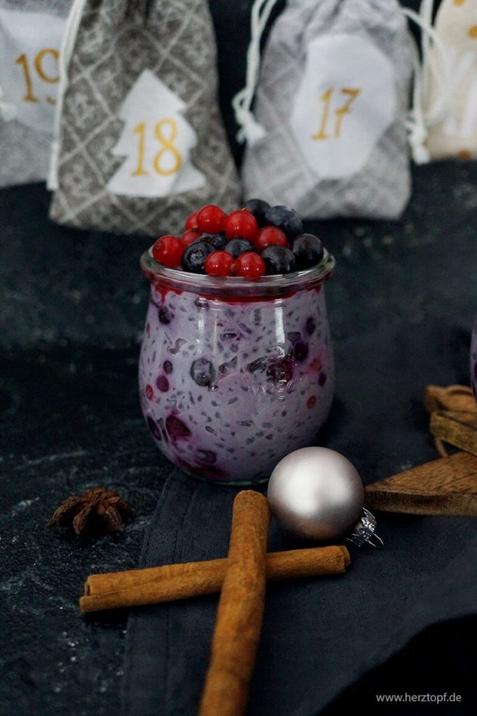 Weihnachtlicher Milchreis mit Johannisbeeren und Blaubeeren (Werbung für Reishunger)