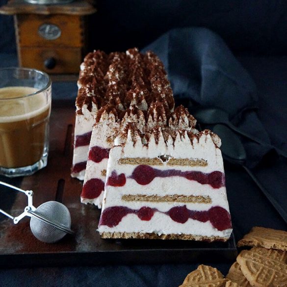 Weihnachtliches Tiramisu Semifreddo mit Spekulatius und Glühweinkirschen