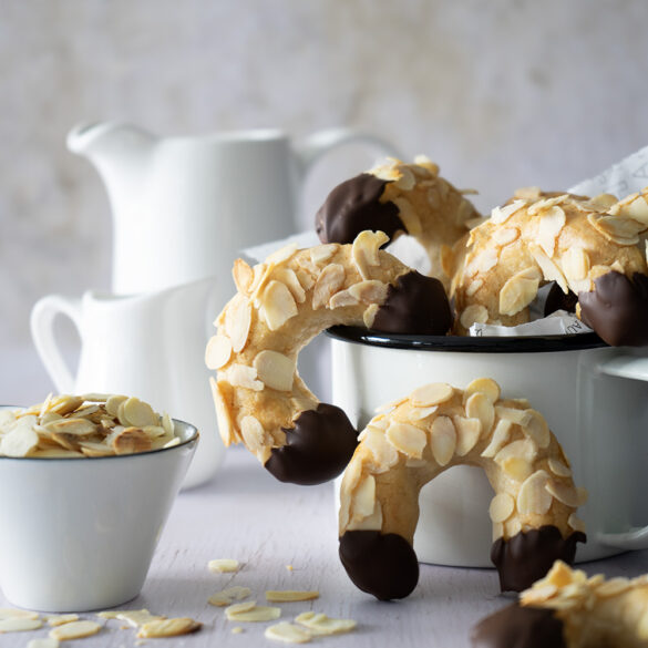 Zarte Mandelhörnchen mit Marzipan