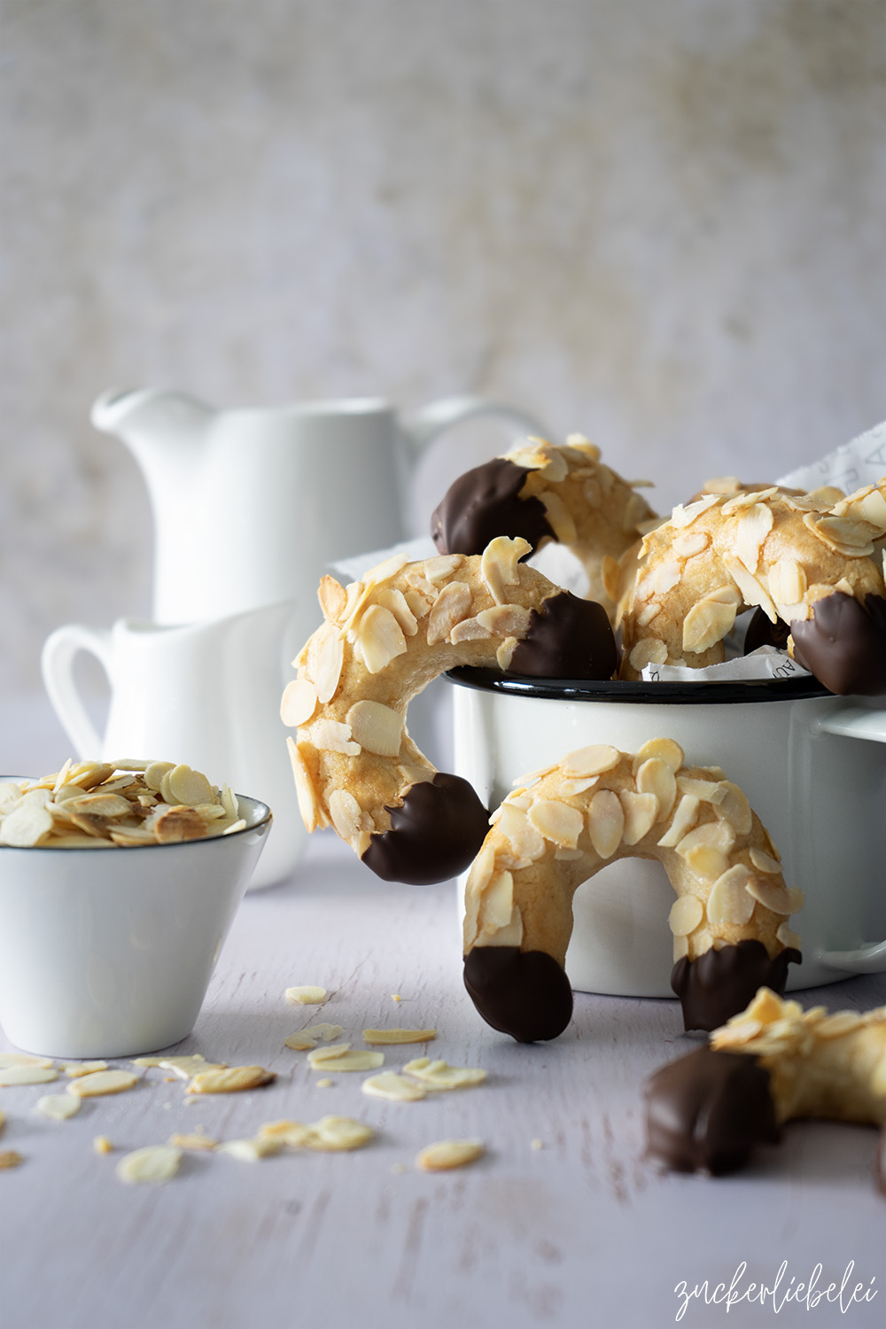 Zarte Mandelhörnchen mit Marzipan