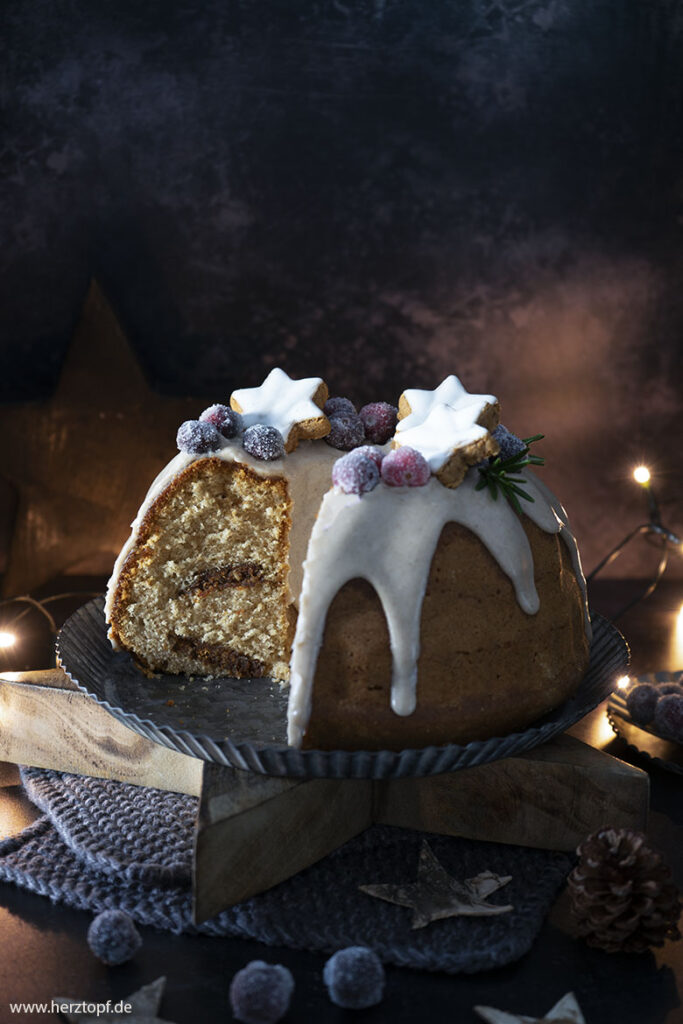 Zimtstern Gugelhupf mit Zimtglasur und gezuckerten Cranberries