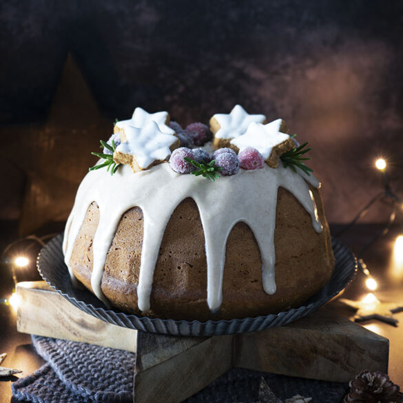 Zimtstern Gugelhupf mit Zimtglasur und gezuckerten Cranberries