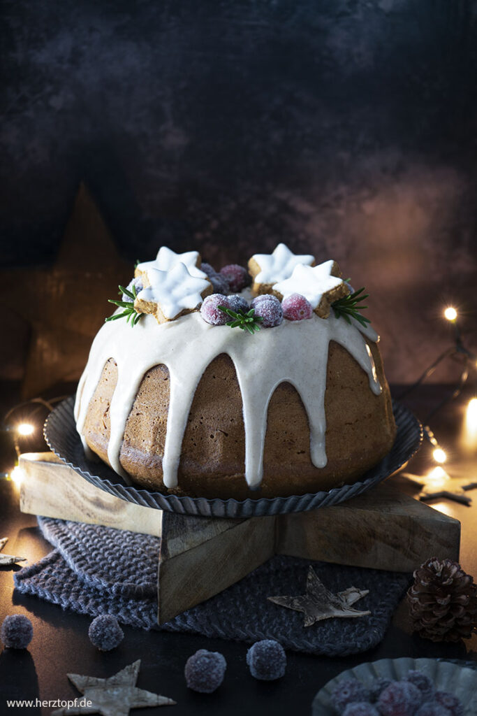 Zimtstern Gugelhupf mit Zimtglasur und gezuckerten Cranberries