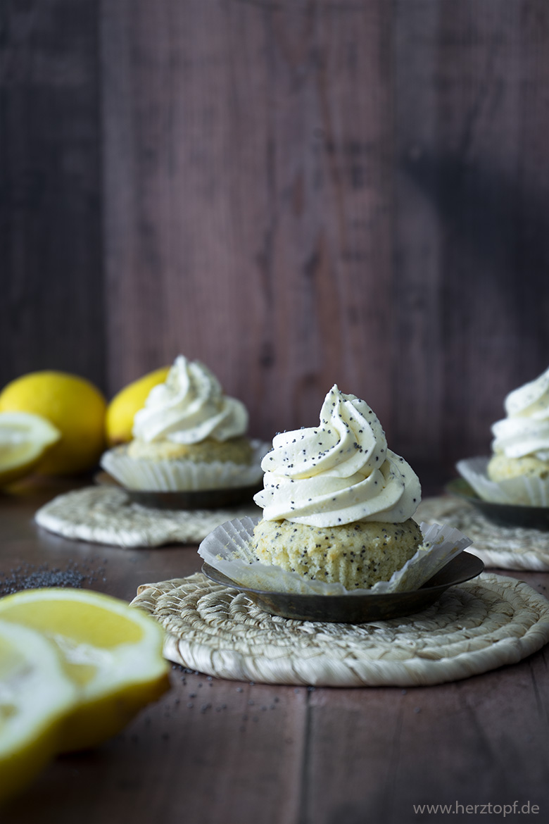 Zitronen Mohn Cupcakes mit Lemon Curd