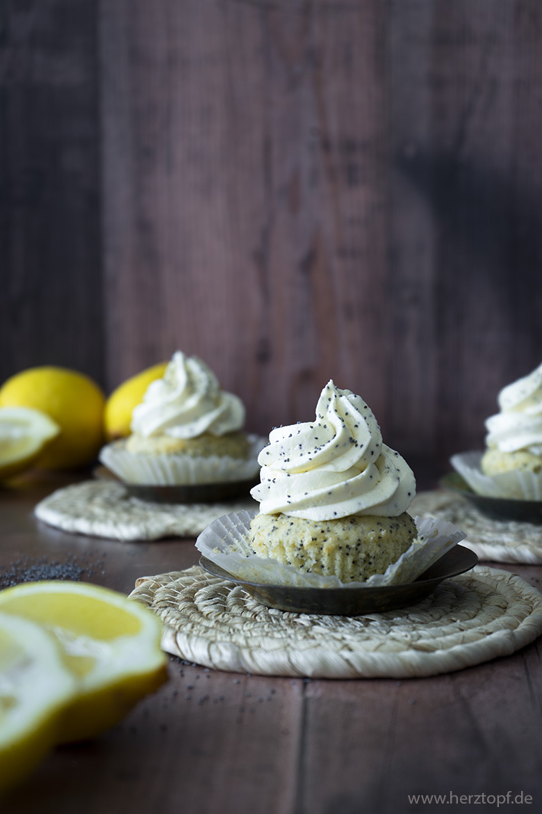 Zitronen Mohn Cupcakes mit Lemon Curd