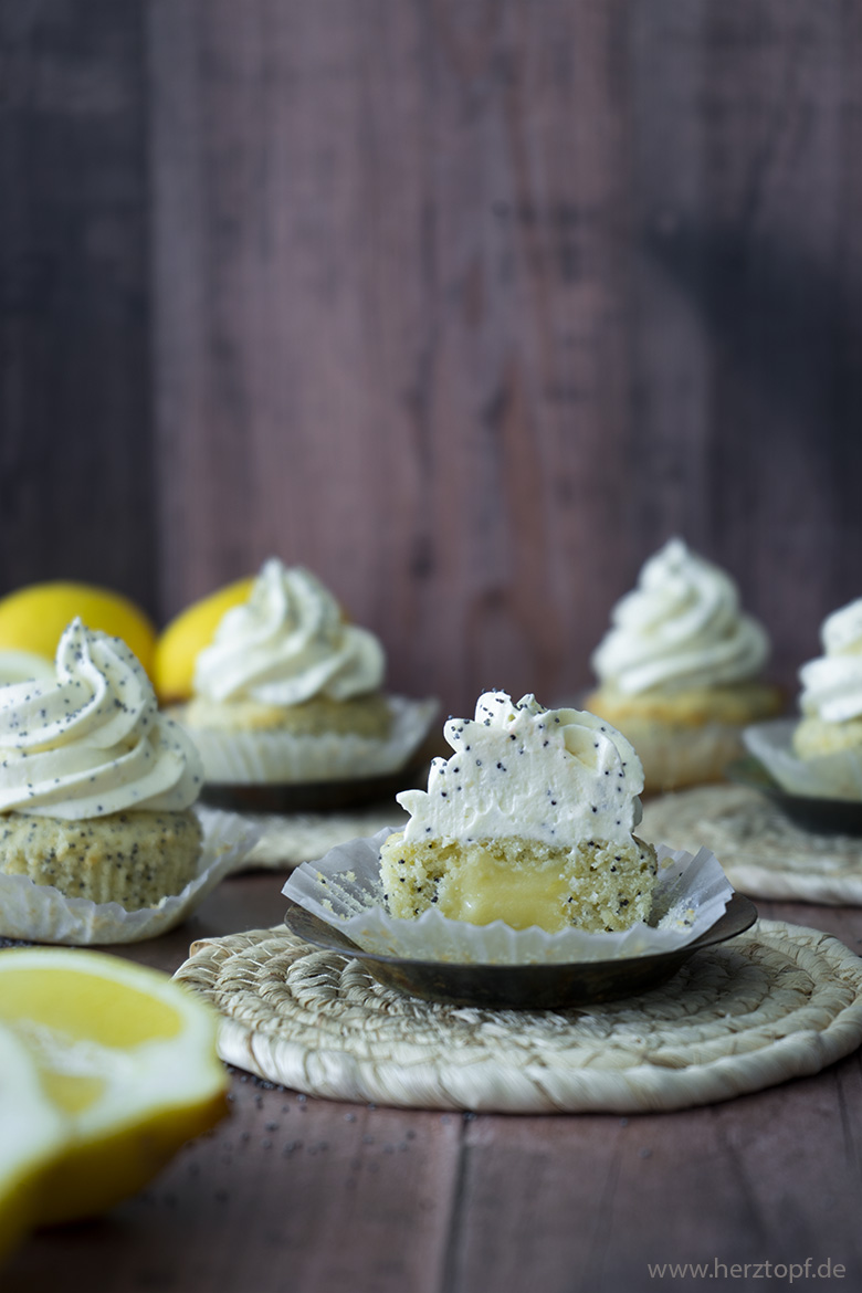 Zitronen Mohn Cupcakes mit Lemon Curd