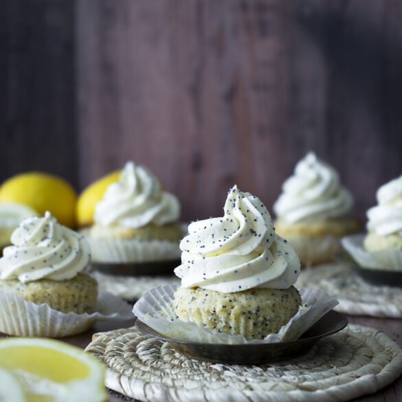 Zitronen Mohn Cupcakes mit Lemon Curd