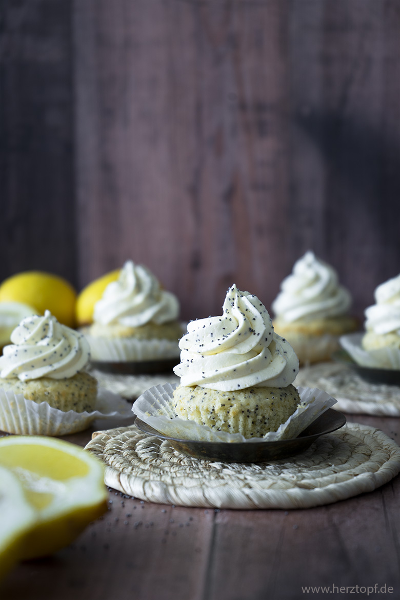 Zitronen Mohn Cupcakes mit Lemon Curd