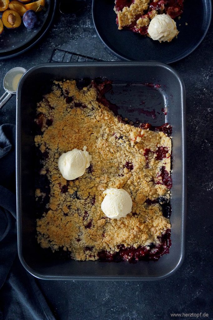 Zwetschgen Crumble mit Heidelbeeren, Zimtstreuseln und Vanilleeis