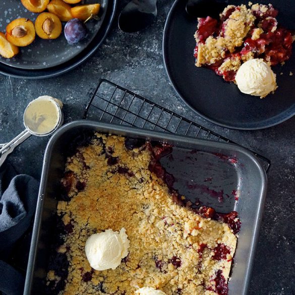 Zwetschgen Crumble mit Heidelbeeren, Zimtstreuseln und Vanilleeis