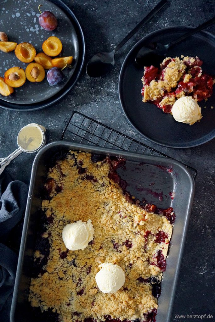 Zwetschgen Crumble mit Heidelbeeren, Zimtstreuseln und Vanilleeis